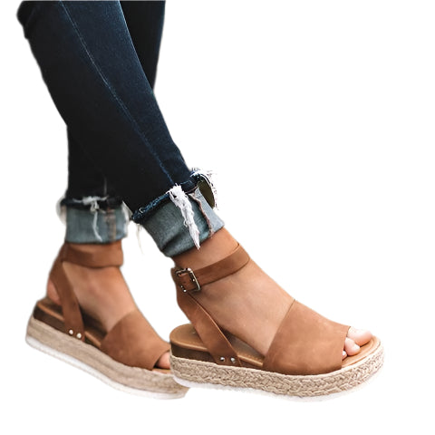 "Elegant wedge sandaler för kvinnor med espadrille-plattform, öppen tå och justerbara ankelband, i faux mocka."