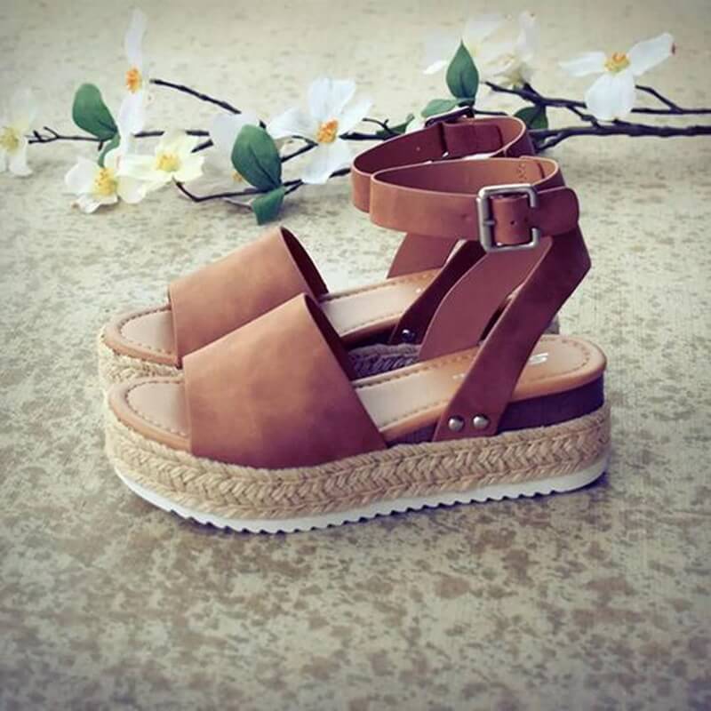 "Elegant wedge sandaler för kvinnor med espadrille-plattform, öppen tå och justerbara ankelband, i faux mocka."