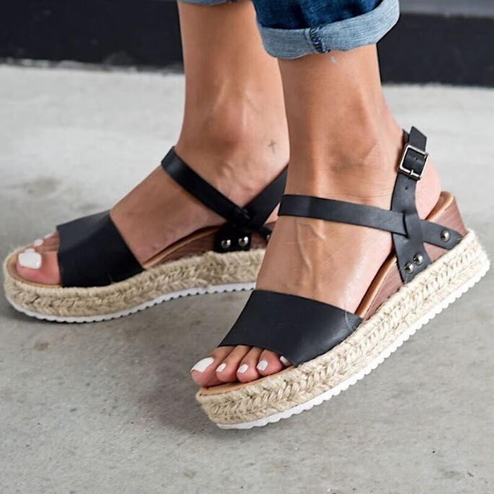 "Elegant wedge sandaler för kvinnor med espadrille-plattform, öppen tå och justerbara ankelband, i faux mocka."