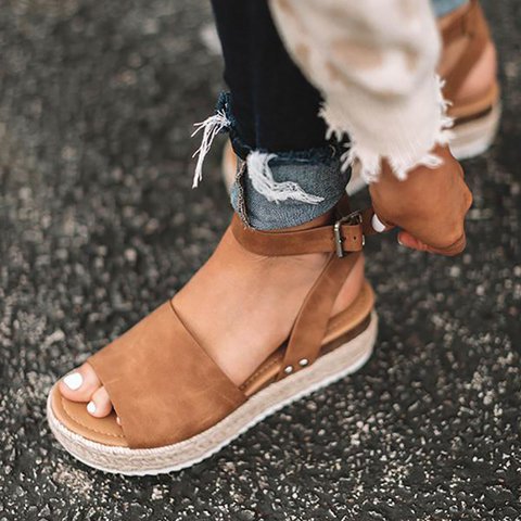 "Elegant wedge sandaler för kvinnor med espadrille-plattform, öppen tå och justerbara ankelband, i faux mocka."