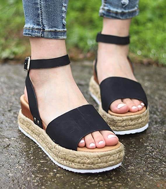 "Elegant wedge sandaler för kvinnor med espadrille-plattform, öppen tå och justerbara ankelband, i faux mocka."