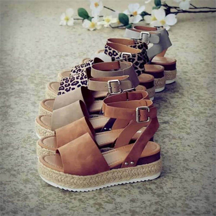 "Elegant wedge sandaler för kvinnor med espadrille-plattform, öppen tå och justerbara ankelband, i faux mocka."