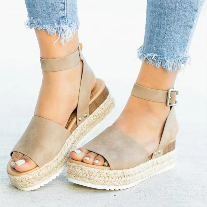 "Elegant wedge sandaler för kvinnor med espadrille-plattform, öppen tå och justerbara ankelband, i faux mocka."