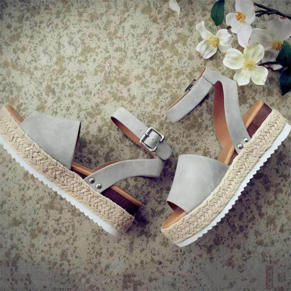 "Elegant wedge sandaler för kvinnor med espadrille-plattform, öppen tå och justerbara ankelband, i faux mocka."