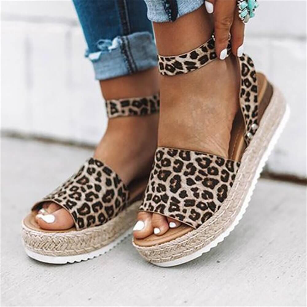 "Elegant wedge sandaler för kvinnor med espadrille-plattform, öppen tå och justerbara ankelband, i faux mocka."