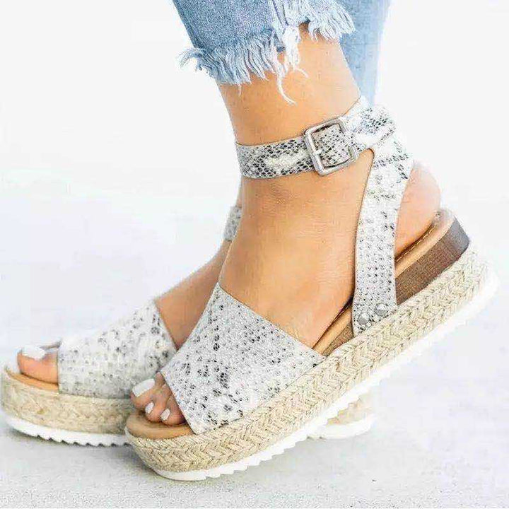 "Elegant wedge sandaler för kvinnor med espadrille-plattform, öppen tå och justerbara ankelband, i faux mocka."