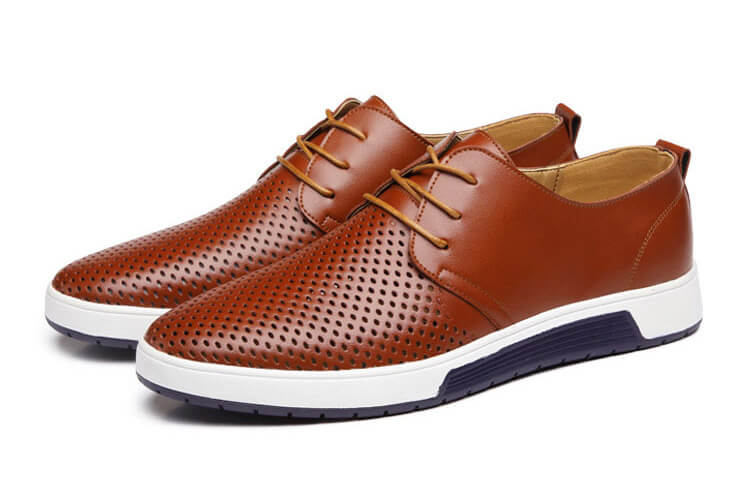 "Eleganta Oxford herrskor i svart PU-läder med perforerad yta och flexibel gummisula, erbjuder stil och komfort."