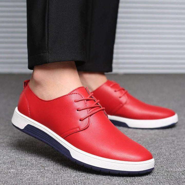 "Eleganta Oxford herrskor i svart PU-läder med perforerad yta och flexibel gummisula, erbjuder stil och komfort."