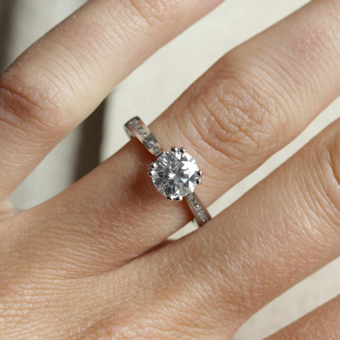 "Eleganta bröllopsringar i metall med strassdetaljer, klassisk design, glänsande yta och tidlös stil för stilmedvetna par."