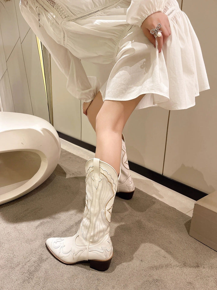 "Eleganta broderade mid-calf stövlar för kvinnor, spetsig tå, fyrkantig klack, perfekt för modern och western chic stil"
