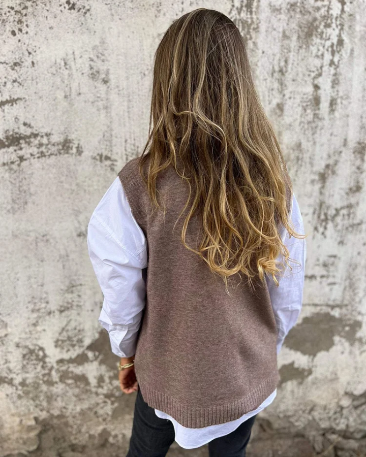 "Eleganta dam V-ringad stickad väst i gråbrun och lila, perfekt för lager-styling och alla tillfällen."