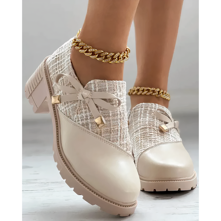 Eleganta dam pumps med bred klack, modern design, stängd tå. Perfekt för kontor eller fest, ger stil och komfort.