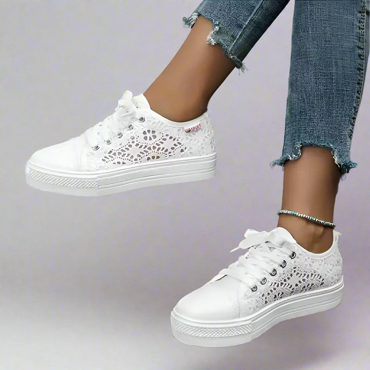 "Eleganta dam sneakers med öppen textur, mjuk textil och veterslutning. Perfekt andningsförmåga och komfort."