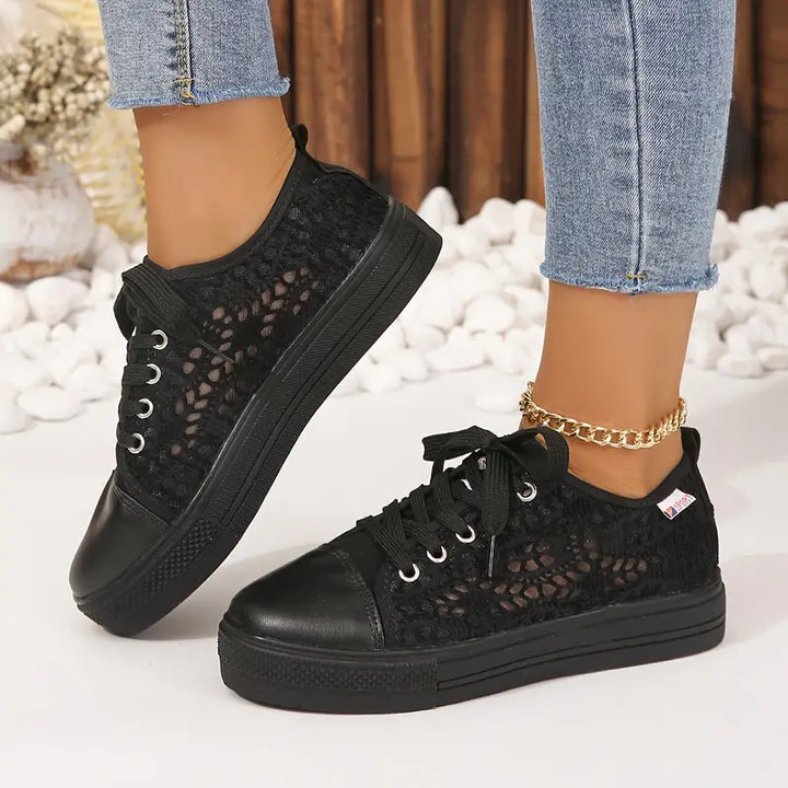 "Eleganta dam sneakers med öppen textur, mjuk textil och veterslutning. Perfekt andningsförmåga och komfort."