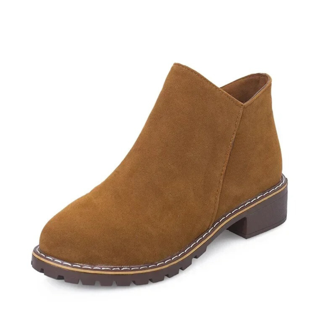 "Eleganta dam-chelseastövlar i brun PU-mocka, ankelhöga med fyrkantig klack och spetsig tå, perfekt för stil och komfort."