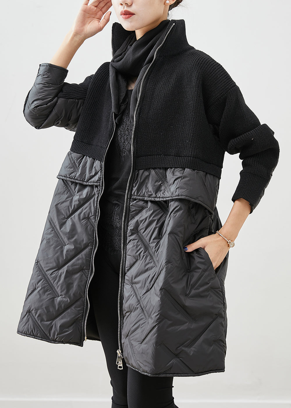 Eleganta damkappa med dragkedja och unik patchwork-design, bekväm lös passform. Perfekt för kyliga månader och chic stil.