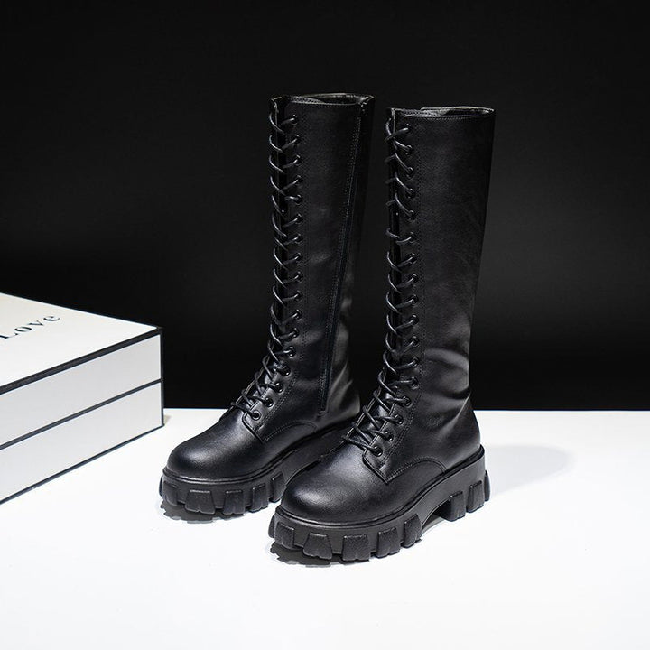 "Eleganta damknähöga stövlar i svart artificiellt läder med låg klack, perfekt för stil och komfort."