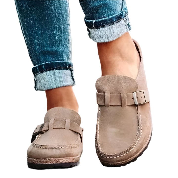 "Eleganta damskor clogs i slitstark syntet, öppen tå och häl, flexibel passform, flera neutrala färger, comfort hela dagen."