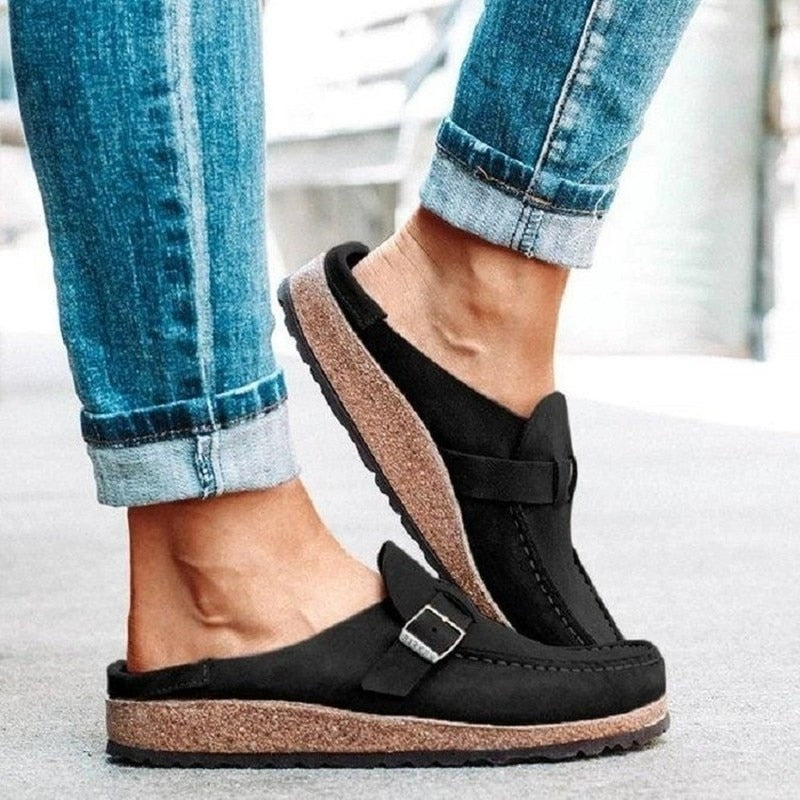 "Eleganta damskor clogs i slitstark syntet, öppen tå och häl, flexibel passform, flera neutrala färger, comfort hela dagen."
