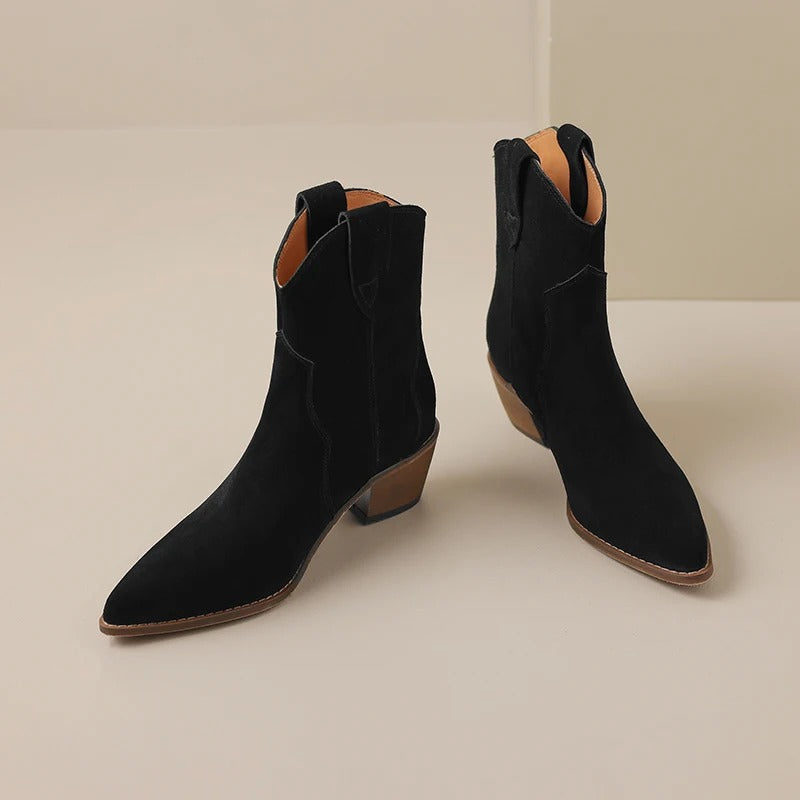 "Eleganta damskor med spetsig tå och kilklack, mocka och gummi, stilfull design. Perfekt för mode och komfort."