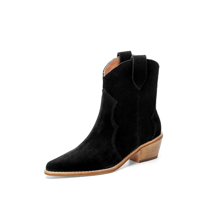 "Eleganta damskor med spetsig tå och kilklack, mocka och gummi, stilfull design. Perfekt för mode och komfort."