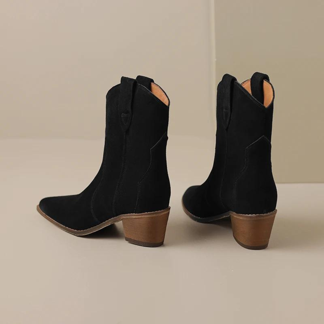 "Eleganta damskor med spetsig tå och kilklack, mocka och gummi, stilfull design. Perfekt för mode och komfort."