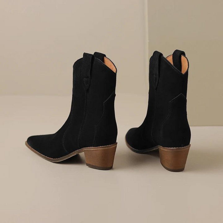 "Eleganta damskor med spetsig tå och kilklack, mocka och gummi, stilfull design. Perfekt för mode och komfort."
