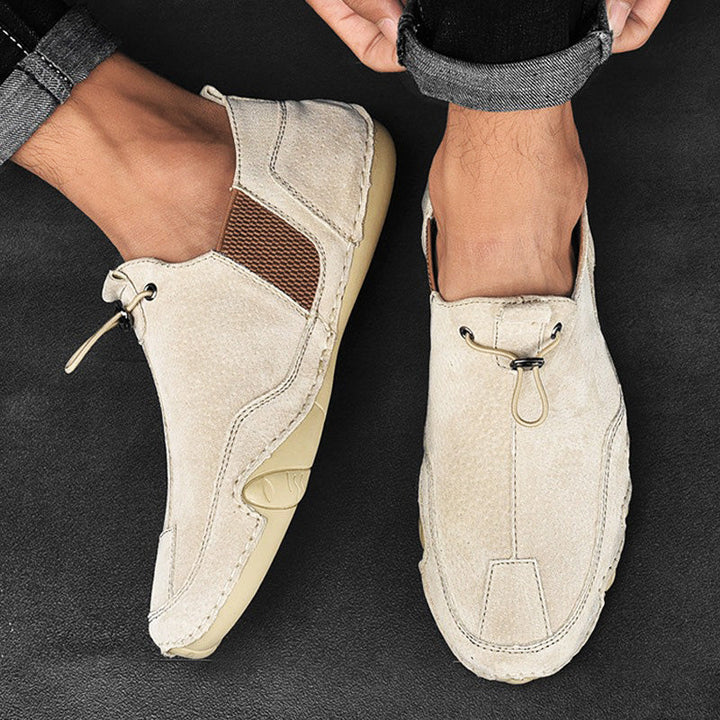 "Eleganta herr loafers i svart PU-läder, slip-on design, stilren silhuett, perfekt för både avslappnade och formella stilar."