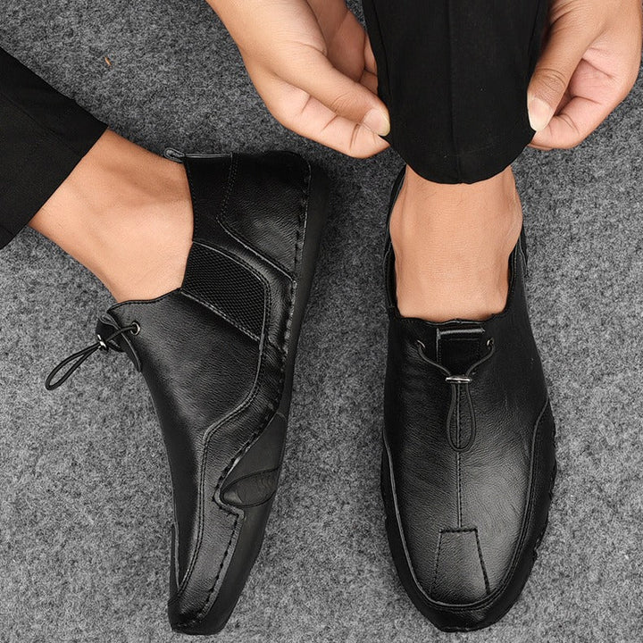 "Eleganta herr loafers i svart PU-läder, slip-on design, stilren silhuett, perfekt för både avslappnade och formella stilar."