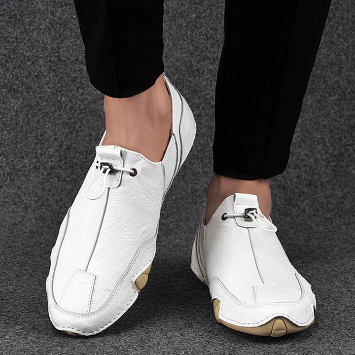 "Eleganta herr loafers i svart PU-läder, slip-on design, stilren silhuett, perfekt för både avslappnade och formella stilar."