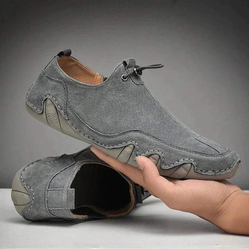 "Eleganta herr loafers i svart PU-läder, slip-on design, stilren silhuett, perfekt för både avslappnade och formella stilar."