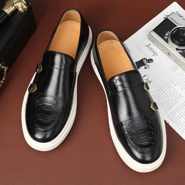 "Eleganta herrloafers i konstläder med ormskinnsmönster, brun och svart, stilfull design för formella och lediga tillfällen."