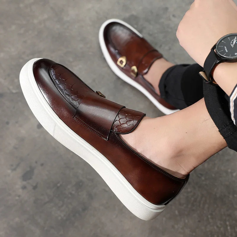 "Eleganta herrloafers i konstläder med ormskinnsmönster, brun och svart, stilfull design för formella och lediga tillfällen."