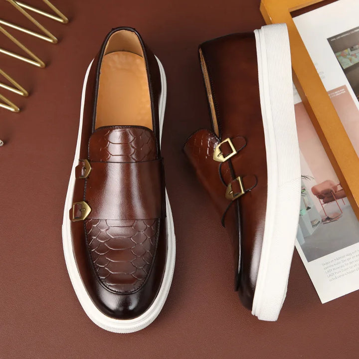 "Eleganta herrloafers i konstläder med ormskinnsmönster, brun och svart, stilfull design för formella och lediga tillfällen."