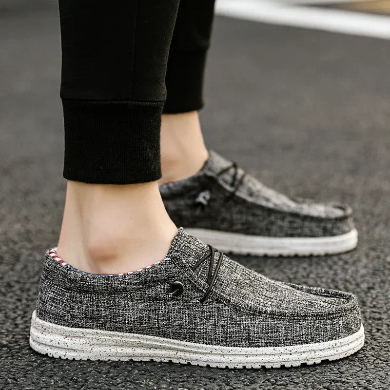 "Eleganta herrloafers med snörning och halkfri sula; mjukt bomullstyg för daglig komfort och stil."