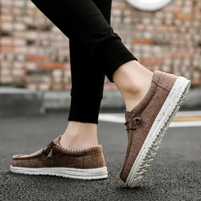 "Eleganta herrloafers med snörning och halkfri sula; mjukt bomullstyg för daglig komfort och stil."