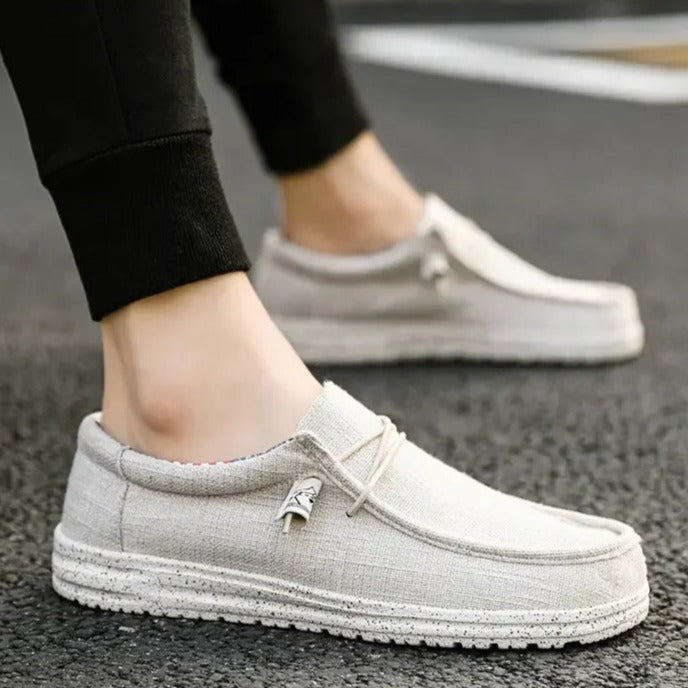 "Eleganta herrloafers med snörning och halkfri sula; mjukt bomullstyg för daglig komfort och stil."