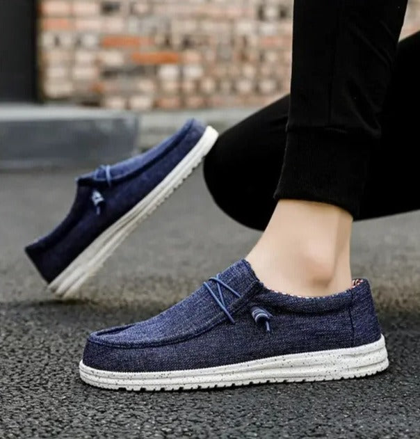 "Eleganta herrloafers med snörning och halkfri sula; mjukt bomullstyg för daglig komfort och stil."