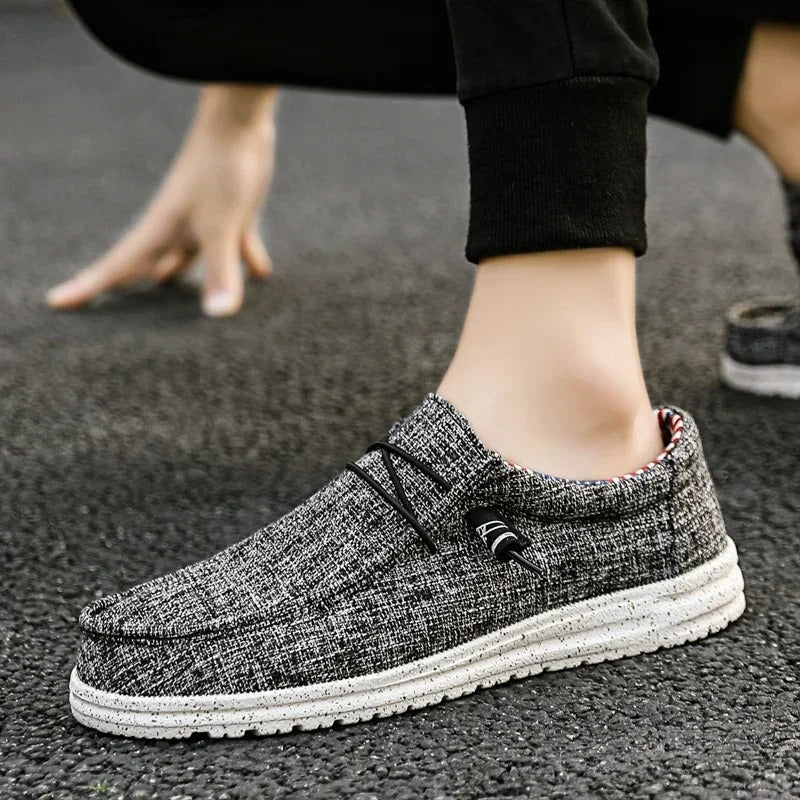 "Eleganta herrloafers med snörning och halkfri sula; mjukt bomullstyg för daglig komfort och stil."