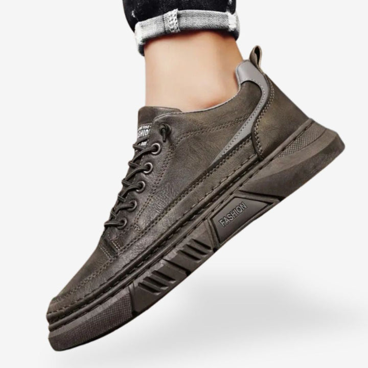 "Eleganta herrsneakers i mörkgrön och svart med dämpade sulor, lätt design och anti-glid yttersula för vardagskomfort."