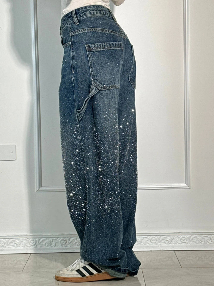 Ljusblå damjeans med glittrande diamantdetaljer, bekväm passform, perfekt för både vardag och fest.