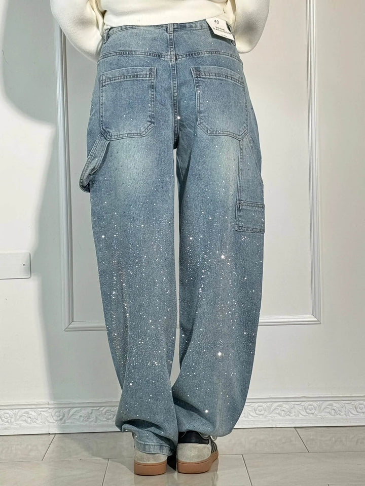 Svarta damjeans med glittrande diamantdetaljer, bekväm passform, perfekt för både vardag och fest.