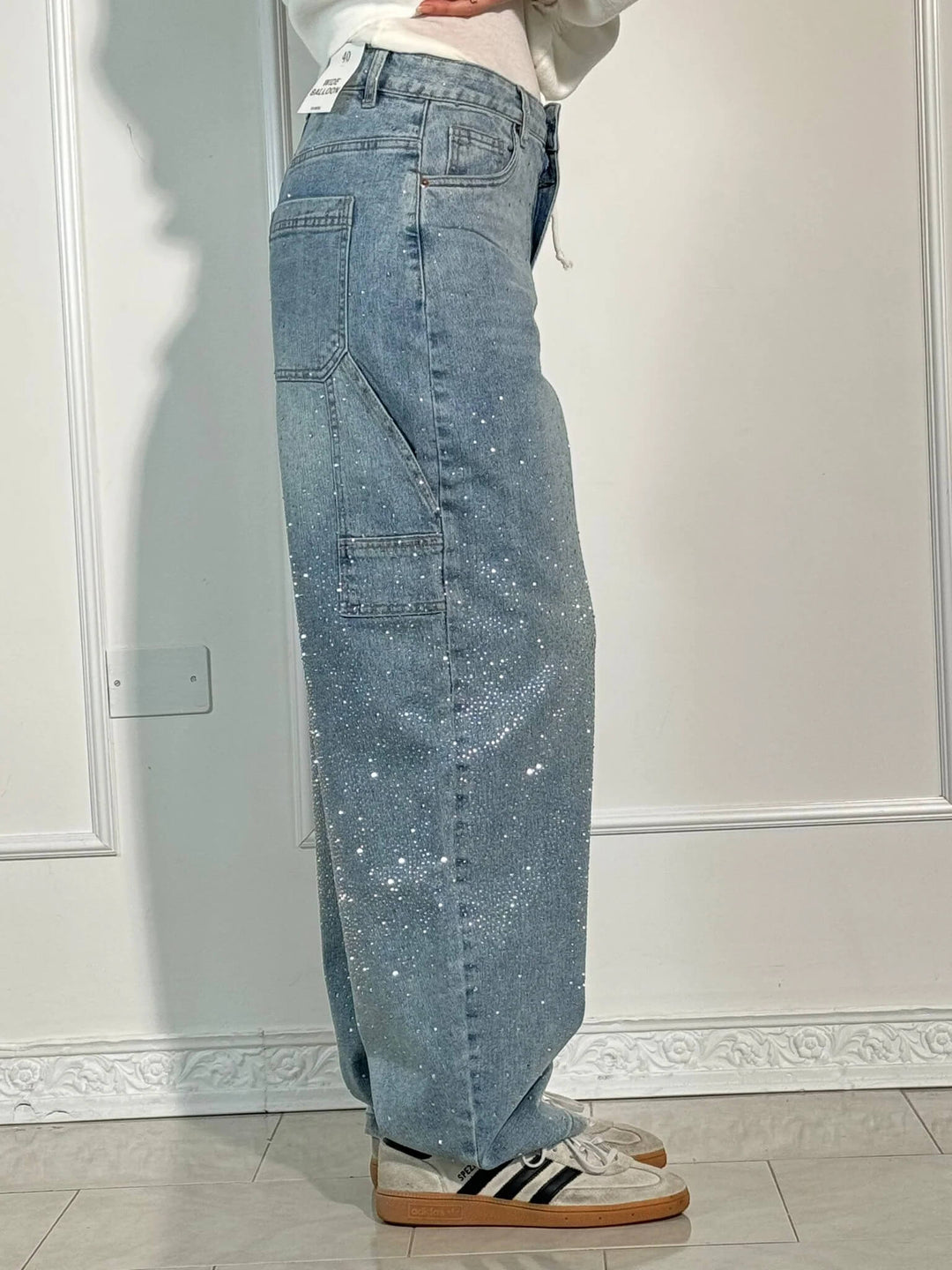 Grå damjeans med glittrande diamantdetaljer, bekväm passform, perfekt för både vardag och fest.