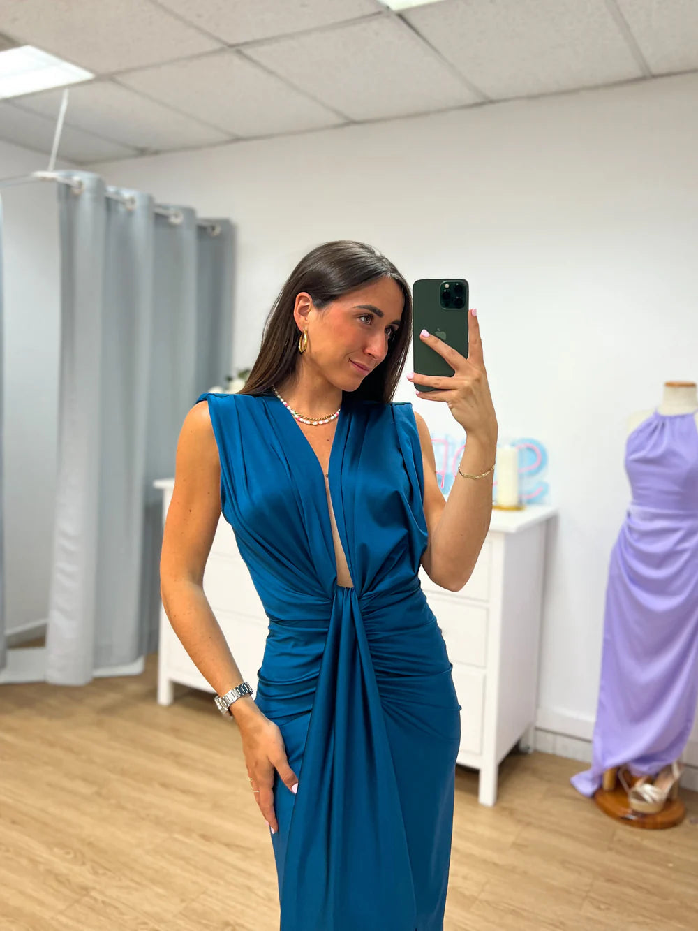 "Eleganta kvinnors plisserad maxi klänning i mjukt material för formella evenemang, med smickrande silhuett."