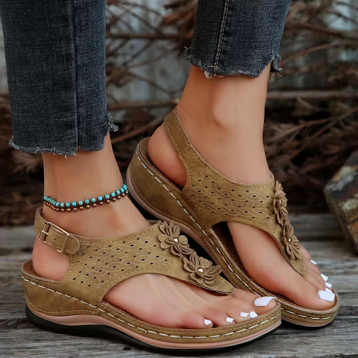 "Eleganta strandsandaler för damer med tofsar, kilklackar och PU-läder, perfekta för sommaren och strandpromenader."