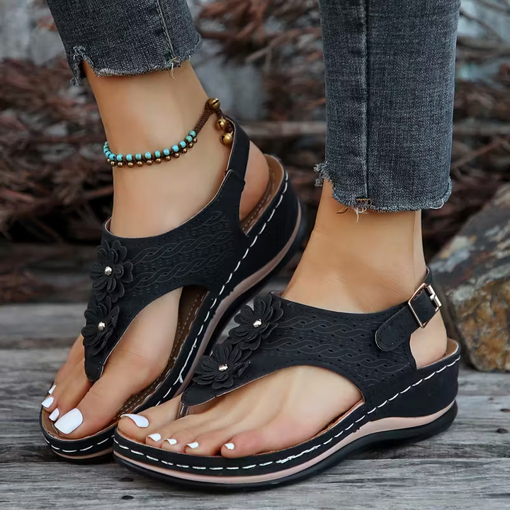 "Eleganta strandsandaler för damer med tofsar, kilklackar och PU-läder, perfekta för sommaren och strandpromenader."