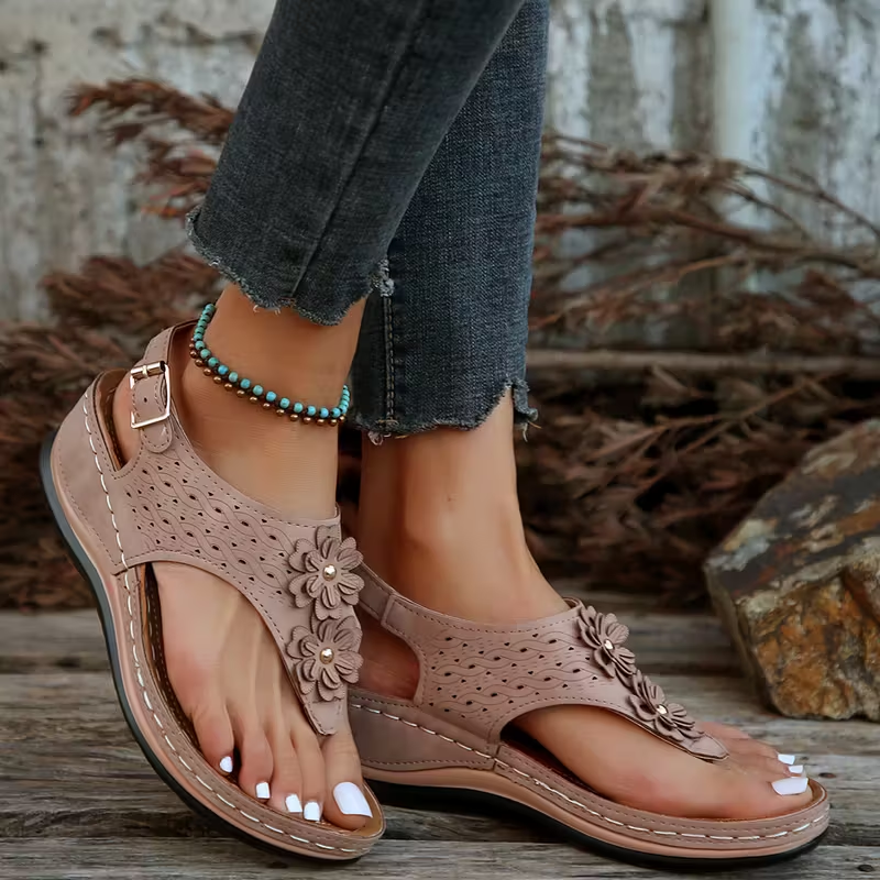 "Eleganta strandsandaler för damer med tofsar, kilklackar och PU-läder, perfekta för sommaren och strandpromenader."