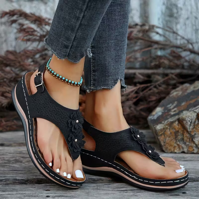 "Eleganta strandsandaler för damer med tofsar, kilklackar och PU-läder, perfekta för sommaren och strandpromenader."