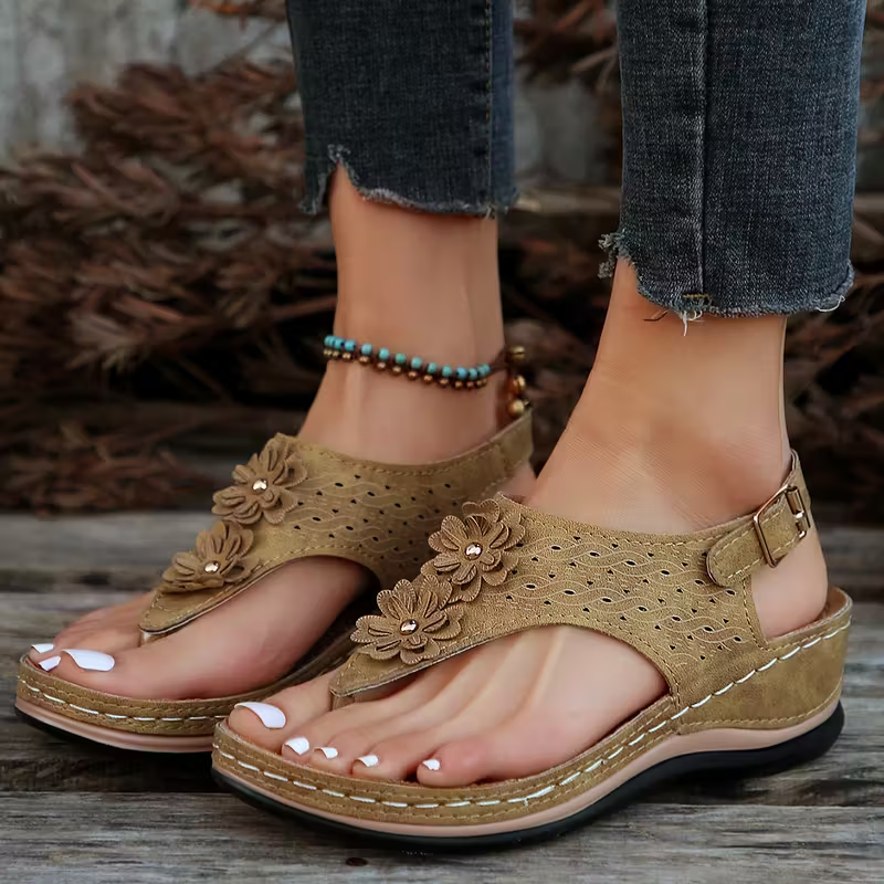 "Eleganta strandsandaler för damer med tofsar, kilklackar och PU-läder, perfekta för sommaren och strandpromenader."