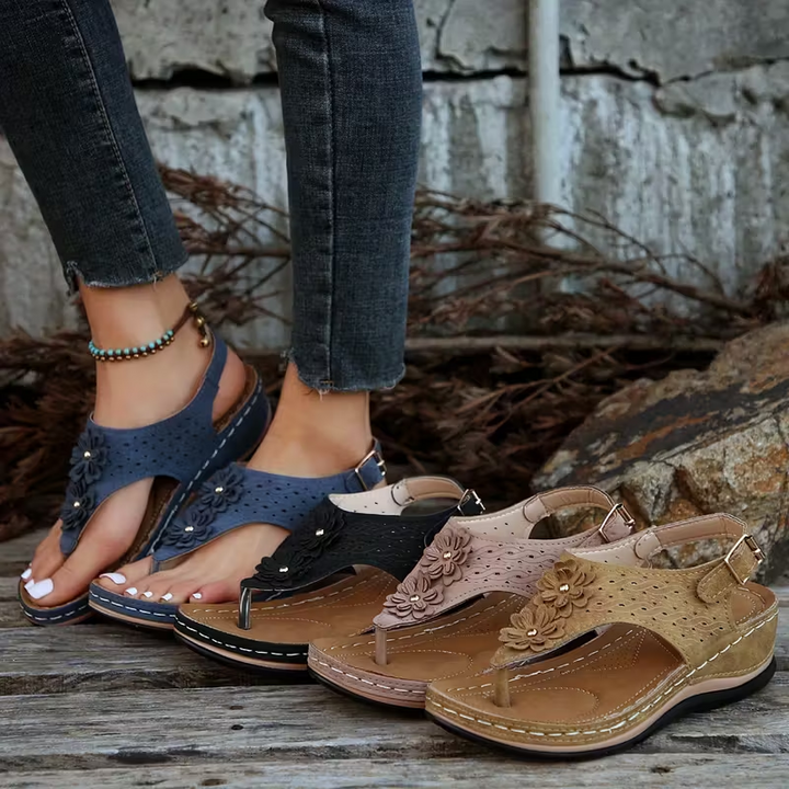 "Eleganta strandsandaler för damer med tofsar, kilklackar och PU-läder, perfekta för sommaren och strandpromenader."